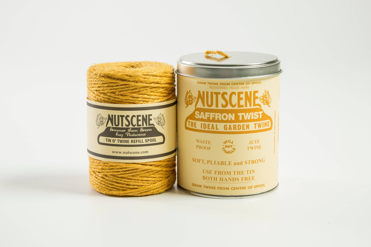 Eine Spule mit gelbem Jutegarn von Nutscene Twines Ltd liegt neben einer ikonischen Dose mit Nutscene Twine – Schnur in einer Dose (490 Fuß), beide auf einem schlichten weißen Hintergrund.