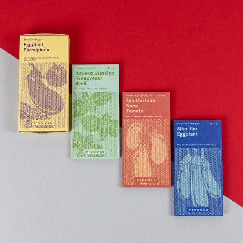 Vier farbenfrohe Piccolo Seeds - Aubergine Parmigiana Packungen - gelb für Auberginen, grün für Genovese Basilikum, rot für San Marzano Tomaten und blau für Slim Jim Auberginen - sind auf einem roten und grauen Hintergrund angeordnet.