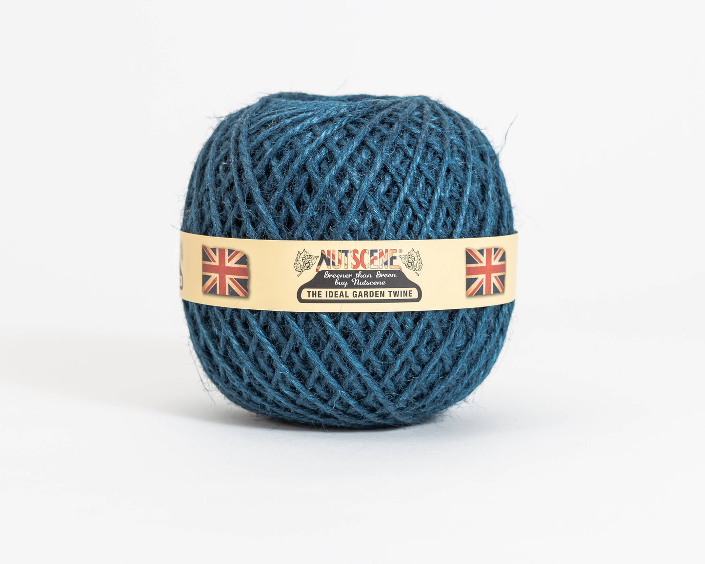 Ein dunkelblauer, biologisch abbaubarer Jutegarn-Ball der Nutscene Twines Ltd Heritage Twine-Reihe mit beiger Banderole und Union Jack, Aufschrift: "Nutscene The Ideal Garden Twine", vor weißem Hintergrund.
