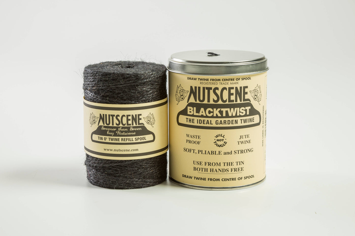 Eine Spule dunkelgrauer dreilagiger Juteschnur steht neben einer ikonischen Dose Nutscene Twine (490 Fuß) von Nutscene Twines Ltd auf weißem Hintergrund.
