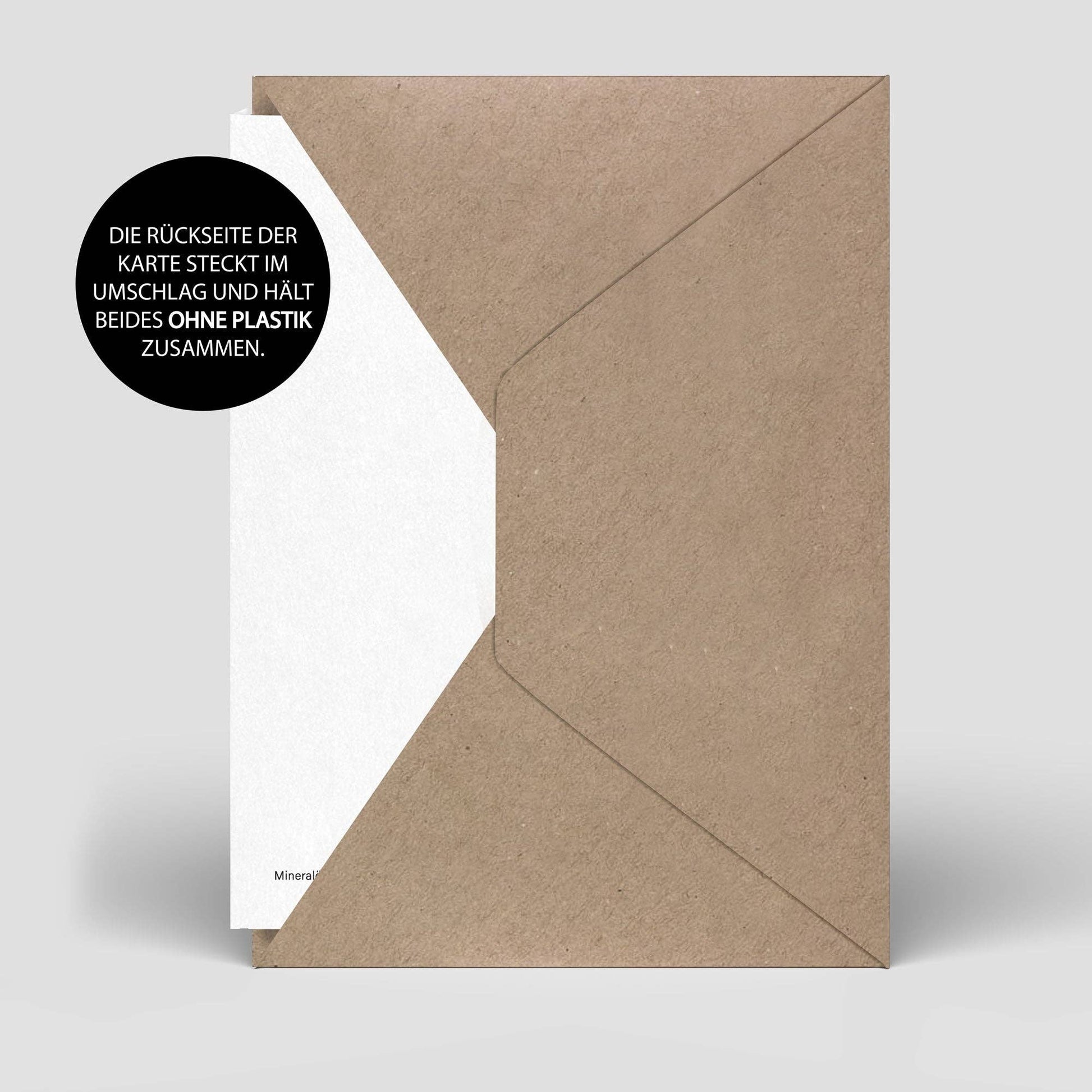 Die Naturbedacht Klappkarte Geburtstagskarte Dackel Nr. 254 ist eine nachhaltige Grußkarte aus Recyclingpapier, die in einem braunen Papierumschlag ohne Plastik für eine umweltfreundliche Botschaft sorgt.