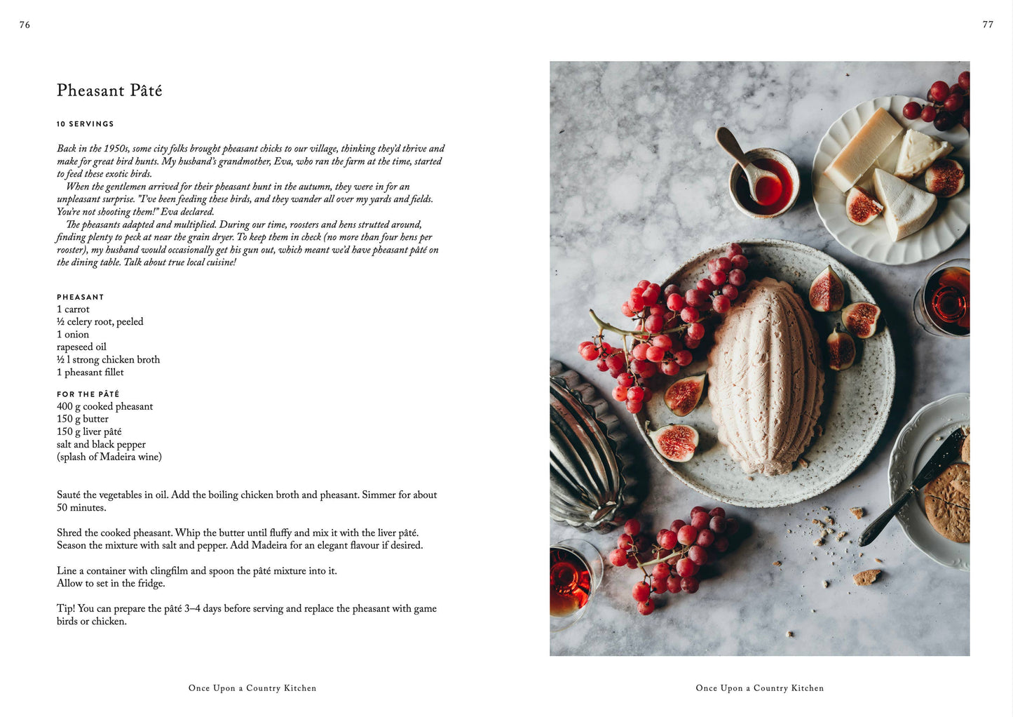 Eine Doppelseite aus „Es war einmal eine Landhausküche“ von Cozy Publishing zeigt ein Rezept für Fasanenpastete und ein stilisiertes Foto mit Pastete, Brot, roten Johannisbeeren und Getränken – und unterstreicht so die rustikale Reinheit und den Charme von Landhausküchen.