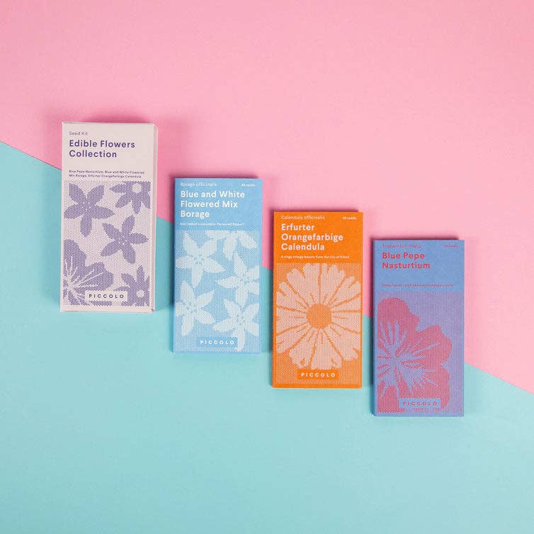 Vier farbenfrohe Piccolo Seeds - Essbare Blumen Samenpakete von Piccolo Seeds mit floralen Motiven sind auf einem rosa und blauen Hintergrund angeordnet. Zu den sichtbaren Etiketten gehören Edible Flowers Collection, Blue Borage, Orange Calendula und Blue Pepe Nasturtium.