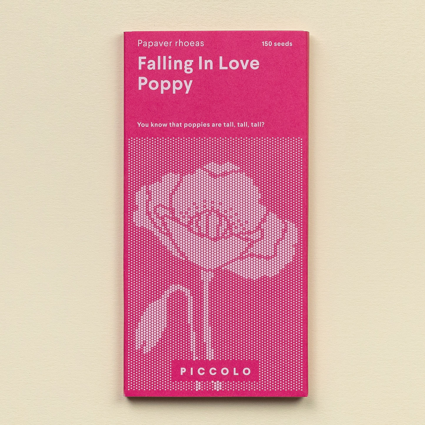 Ein rosa Päckchen mit der Aufschrift „Piccolo Seeds – Poppy Verliebt sich“ zeigt eine gepunktete Mohnblumenillustration, weist darauf hin, dass es 150 Samen enthält, trägt unten die Marke Piccolo Seeds und ist ideal für Zierzwecke.