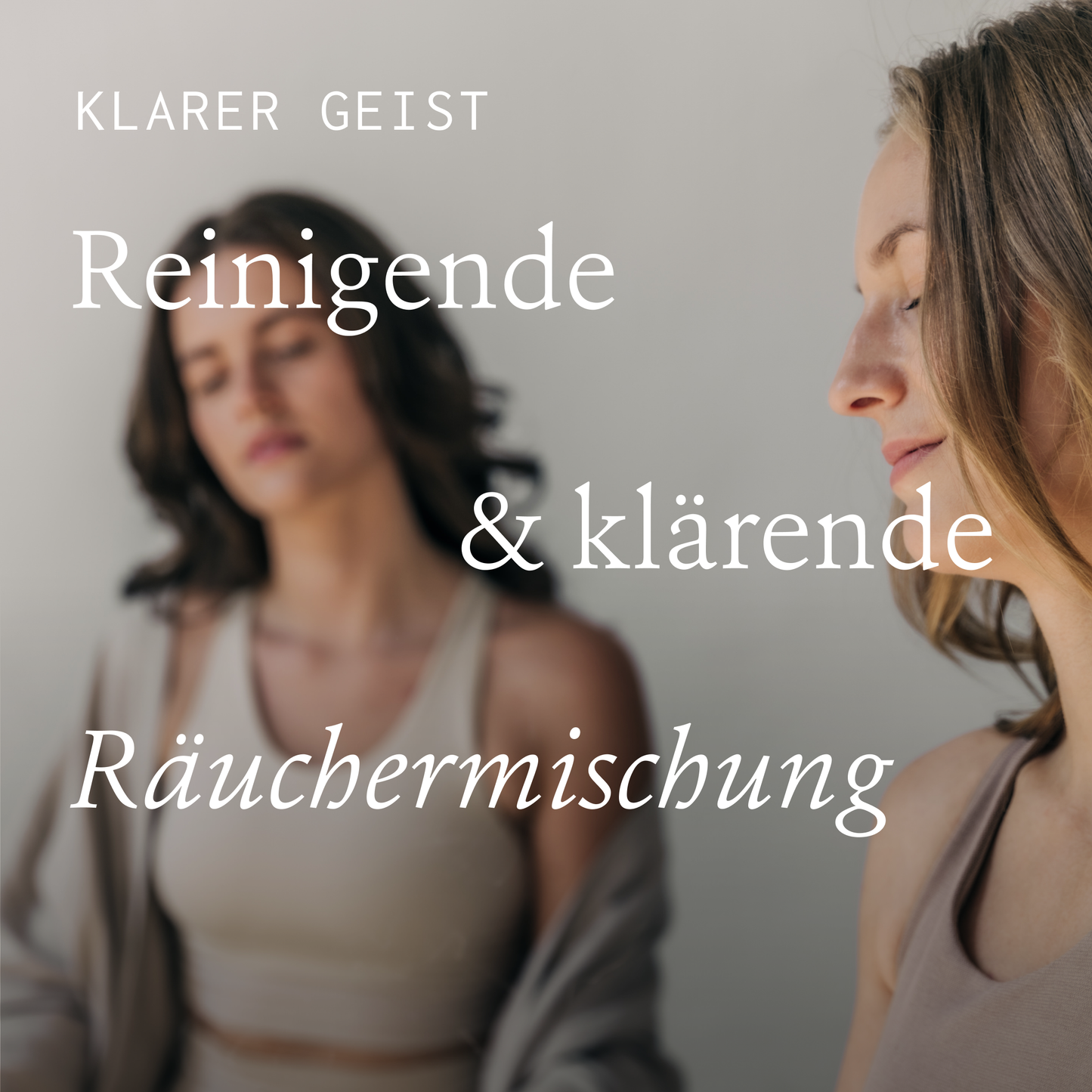 Zwei Frauen sitzen friedlich mit geschlossenen Augen in sanftem Licht. Der überlagerte deutsche Text lautet: Klarer Geist. Kruut - Räucherbündel Klarer Geist - reinigende & klärende Räuchermischung mit Heilpflanzen von Kruut.