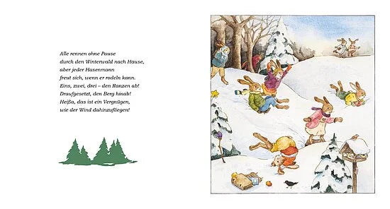 Eine Gruppe animierter Kaninchen rutscht fröhlich einen verschneiten Hügel hinunter, mit Bäumen und einem Vogelhaus - wie eine Szene aus "Die Häschenschule - Geschichten fürs ganze Jahr" des Esslinger Verlags. Der deutsche Text erscheint über drei grünen Tannenbäumen auf der linken Seite.