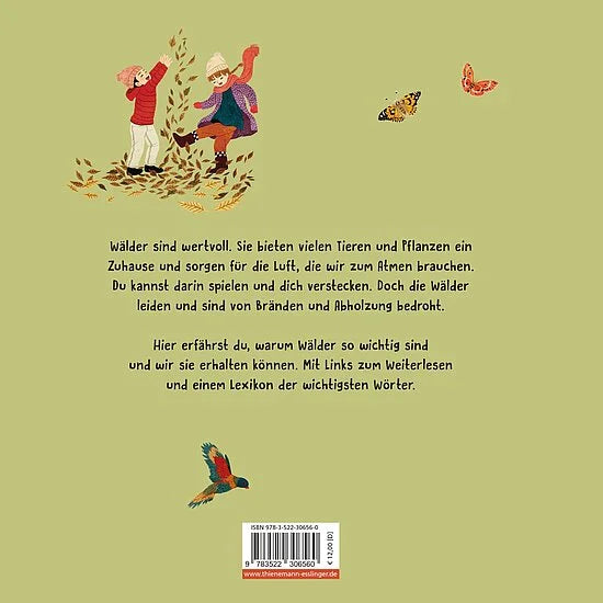 Zwei Kinder spielen im Laub zwischen Vögeln und Schmetterlingen. Der unten stehende deutsche Text aus Unsere Welt: Wälder vom Esslinger Verlag erklärt, warum der Lebensraum Wald wichtig ist und warum wir Bäume schützen müssen - von Bränden bis zur Abholzung.