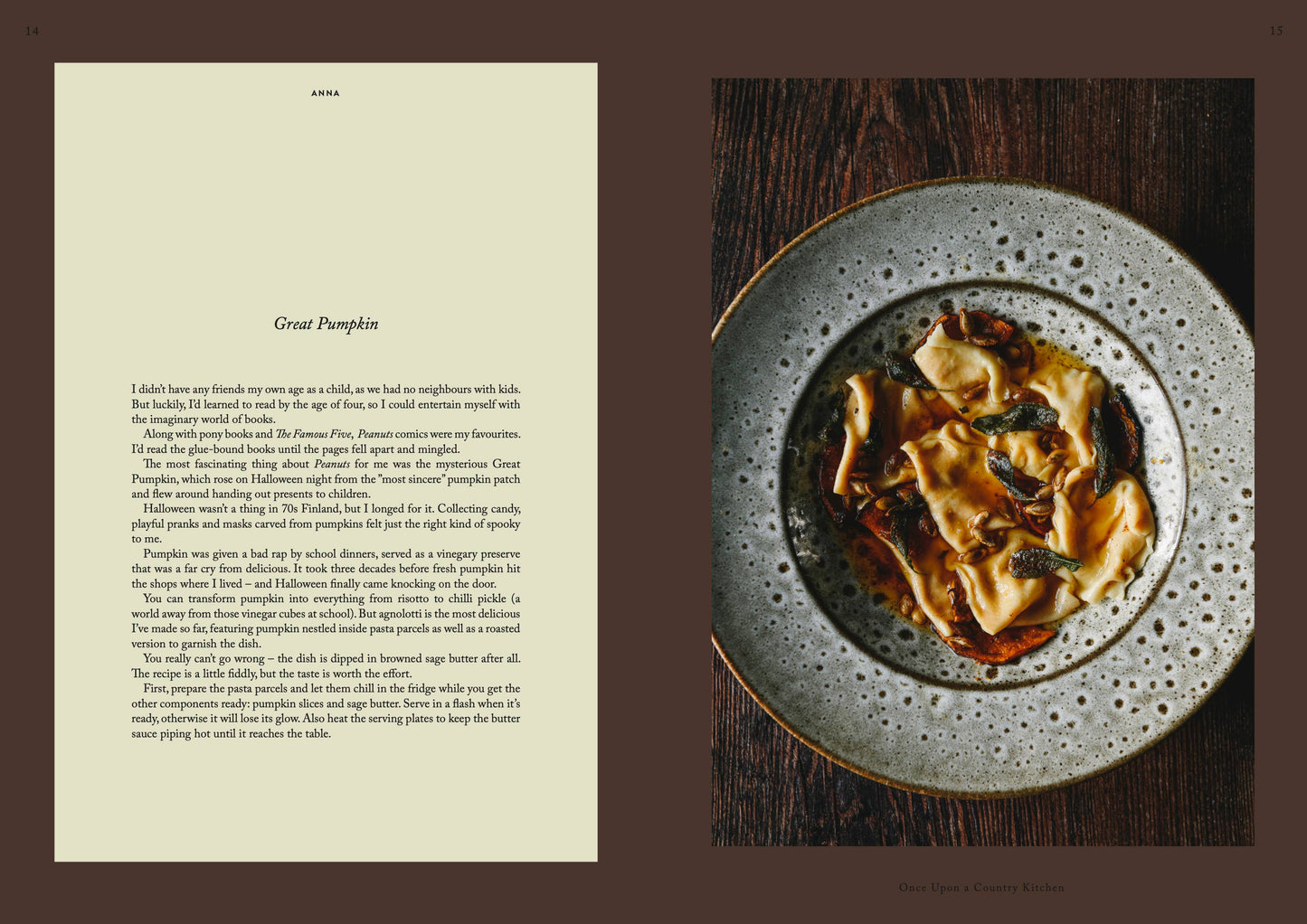 Eine Draufsicht auf breite Nudelstreifen, Pilze und Gemüse auf einem rustikalen Teller erinnert an die Wärme einer Landhausküche. Links ist eine Seite aus „Once upon a country kitchen“ von Cozy Publishing zu sehen.