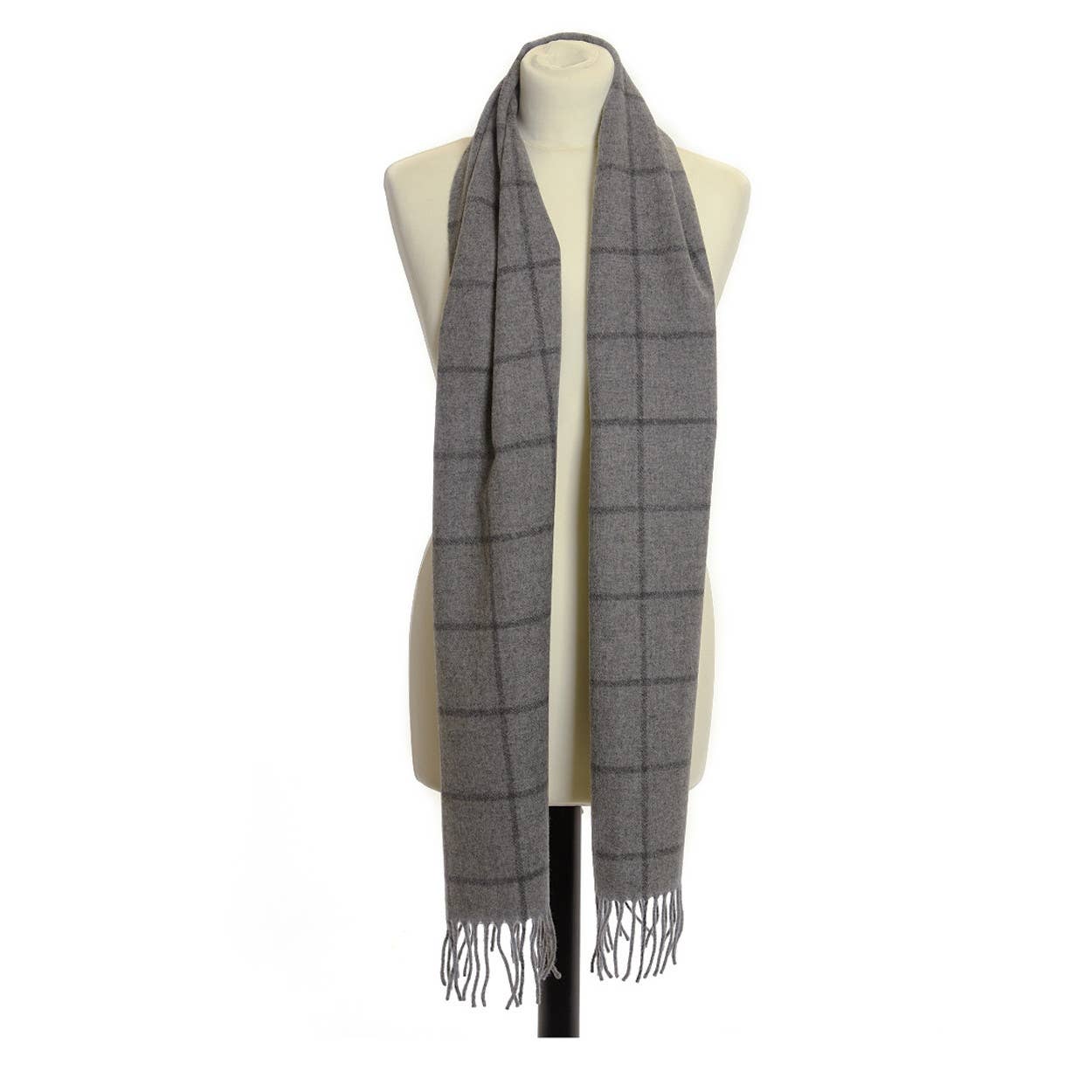 Ein Lammwoll-Karroschal von Tweedmill Textiles aus Torsa mit dezentem Karomuster und Fransen an den Enden ist über einen cremefarbenen Mannequin-Torso vor weißem Hintergrund drapiert.