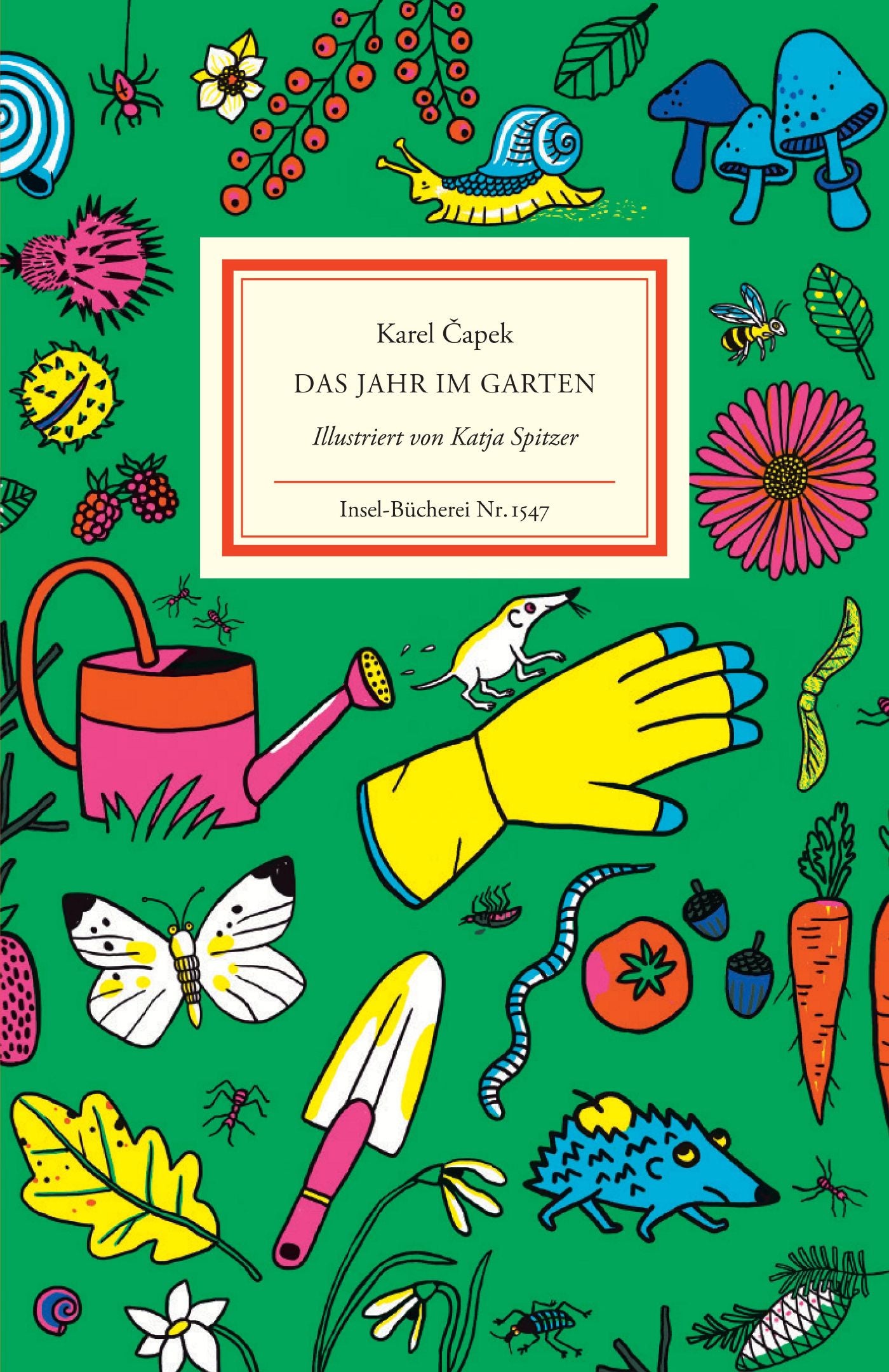 Anschaulich illustriertes Cover mit Gartenhandschuhen, Gießkanne, Blumen, Pilzen, Insekten und Werkzeugen auf Grün. Ideal für Gartenliebhaber. Titel: Karel Čapek - Das Jahr im Garten. Verlag: Insel Verlag. Illustration von Katja Spitzer.