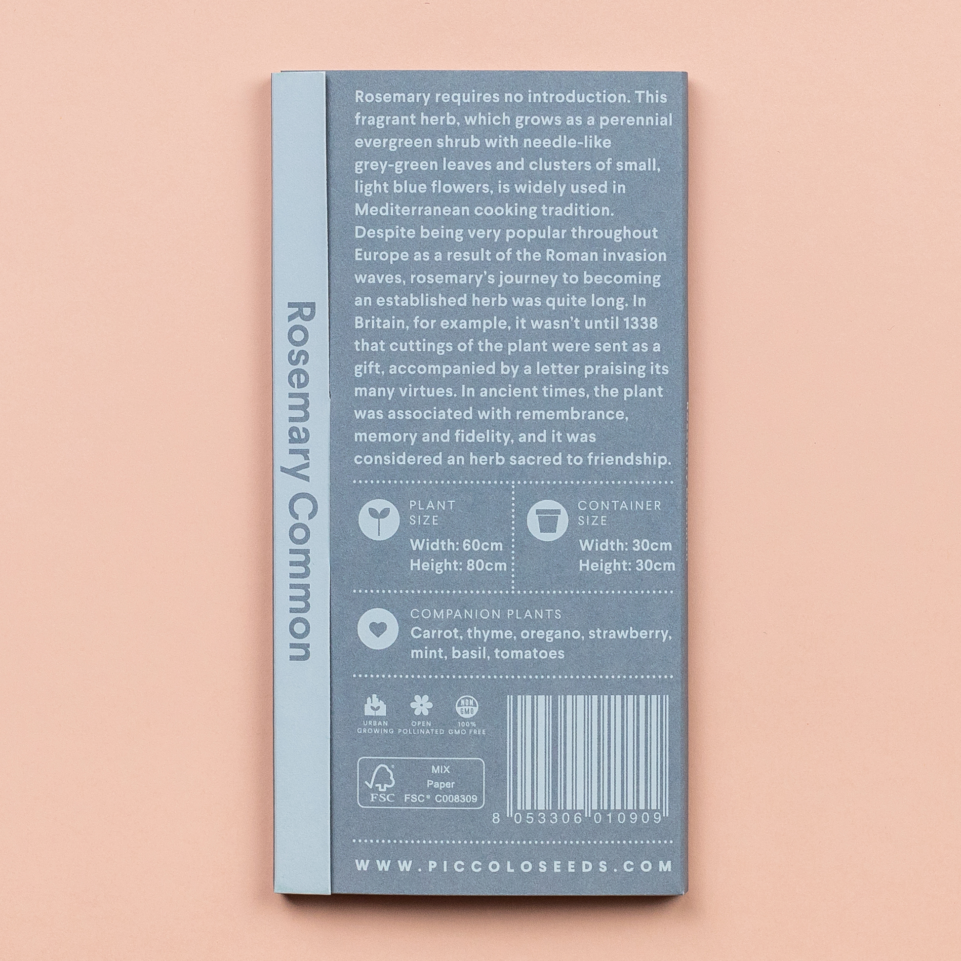 Ein Päckchen Piccolo Seeds - Rosmarin Common von Piccolo Seeds, mit Pflanztipps, Begleitpflanzen und kulinarischen Verwendungsmöglichkeiten in der mediterranen Küche, dargestellt auf grauem Hintergrund und auf einer pfirsichfarbenen Oberfläche.