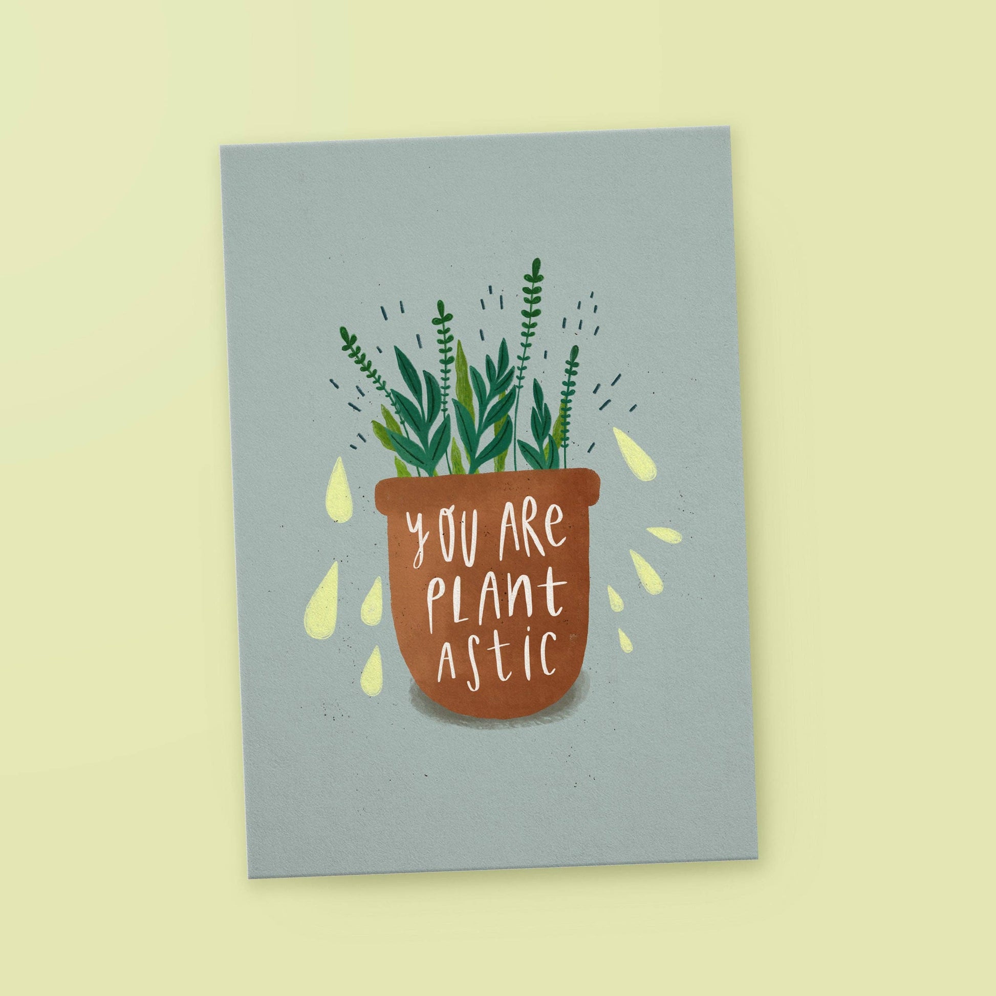 Die franzizo nachhaltige papeterie - Postkarte "Plantastic" zeigt einen Blumentopf mit "You are plant-astic", gelben Tropfen und hellblauem Hintergrund, gedruckt auf umweltfreundlichem Recyclingpapier mit Pflanzenfarben.