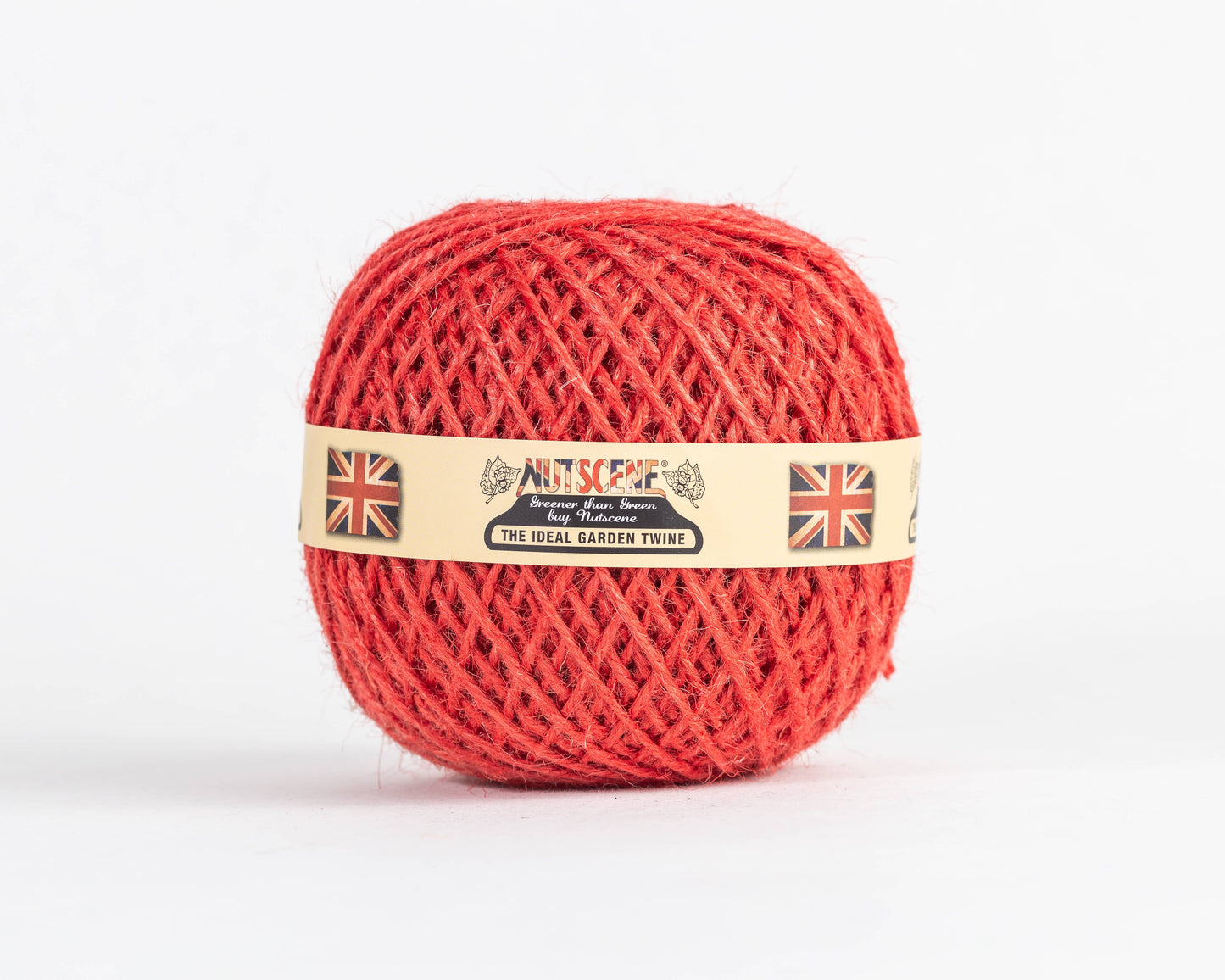 Ein Knäuel roter, biologisch abbaubarer Jute-Schnur von Nutscene Twines Ltd aus der Heritage Twine-Reihe mit beigem Etikett, zwei Union Jack-Flaggen und der Aufschrift "Nutscene" sowie "The Ideal Garden Twine" vor weißem Hintergrund.
