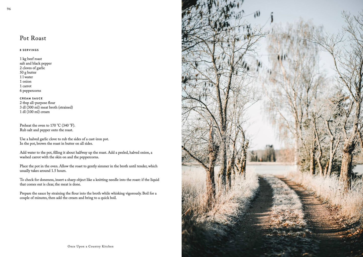 In „Once upon a country kitchen“ von Cozy Publishing erscheint gegenüber einem winterlichen Pfad durch kahle Bäume ein Schmorbratenrezept, bei dem reine Zutaten im Vordergrund stehen.