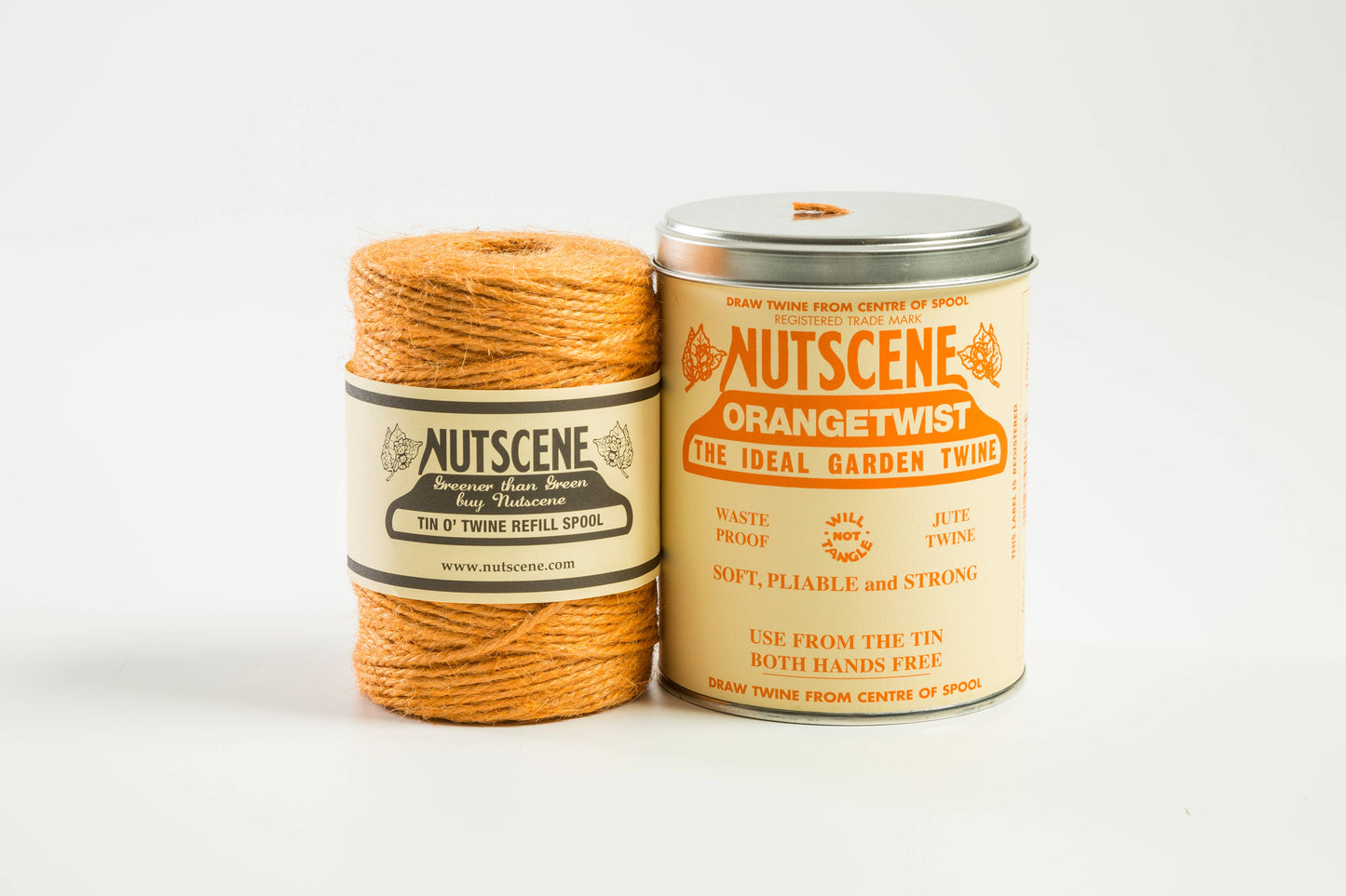 Auf weißem Hintergrund sind eine offene Spule und eine geschlossene Iconic Tin Nutscene Twine – Schnur in einer Dose (490 Fuß) von Nutscene Twines Ltd, beide mit 3-lagigem Jutegarn in Orange, abgebildet.