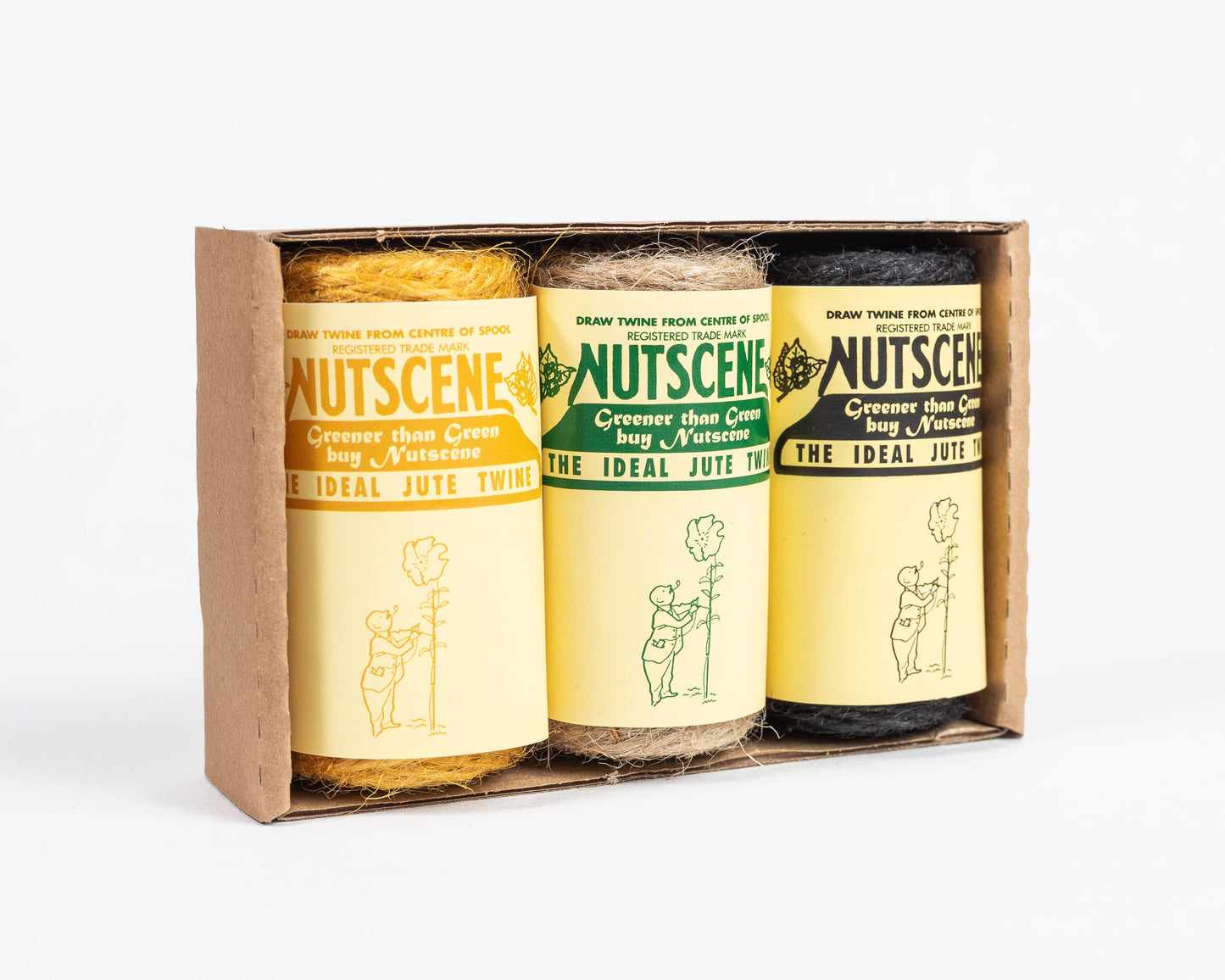 Die Nutscene Twines Ltd 3er-Pack Mini Reels of Twine, jede 42 Fuß lang in gelb, natürlich und schwarz, kommt in einer braunen Box mit Vintage-Stil Etiketten-perfekt für nachhaltige und stilvolle Gartenarbeit.