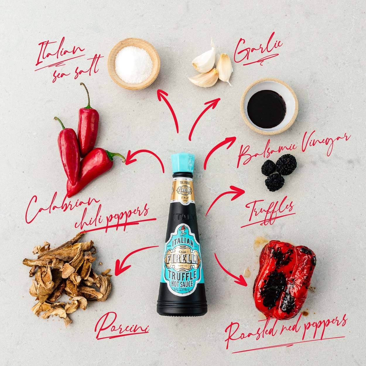 A Firelli - Casa Firelli Scharfe Sauce mit italienischen Trüffeln 148 ml Glasflasche steht umgeben von Meersalz, Knoblauch, Balsamico-Essig, Trüffeln, gerösteten roten Paprika, getrockneten Steinpilzen und kalabrischen Chilischoten.