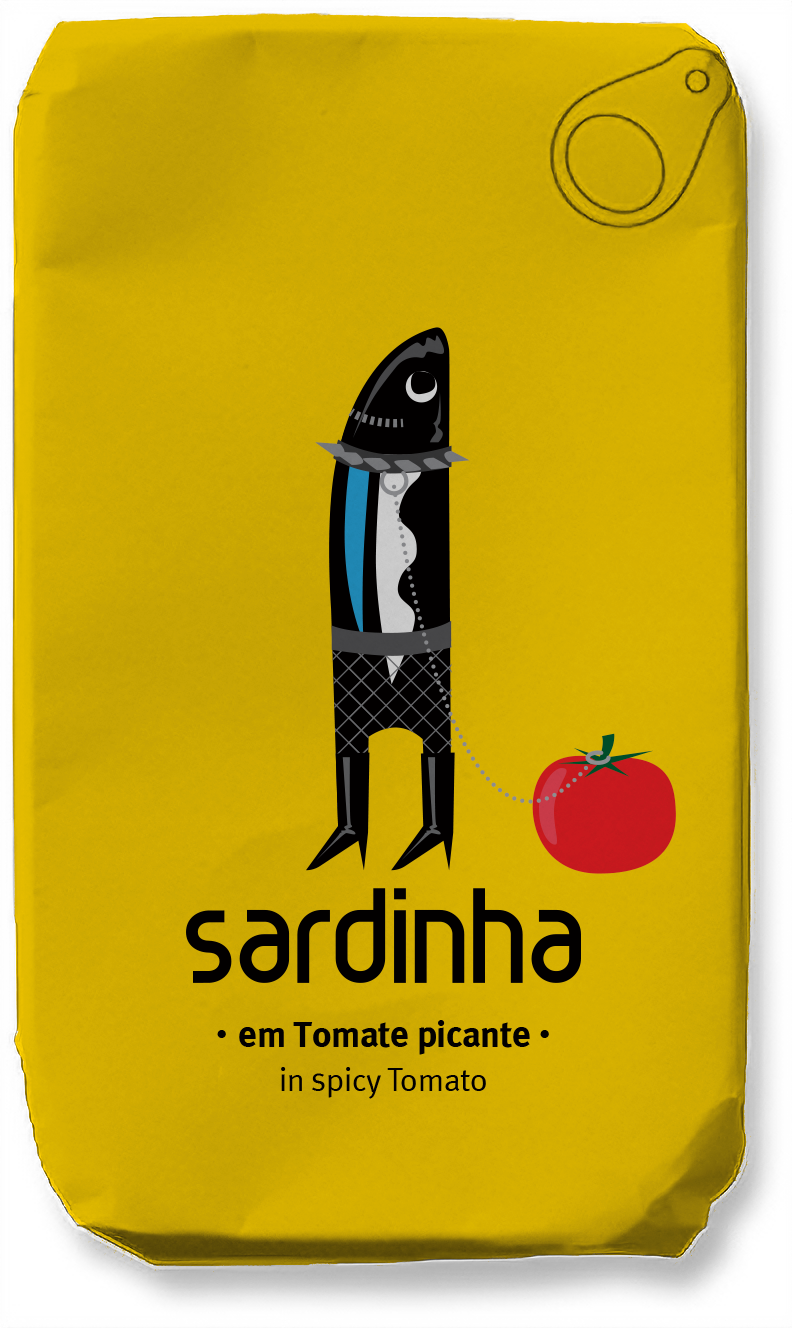 Eine gelbe Sardinha-Dose zeigt eine Sardine in Netzhose, die an einer Tomate angeleint ist. Text: Sardinha - Sardine in würziger Tomate. Genießen Sie diese Omega-3-reiche Sardine von Sardinha, die vor würzigem Tomatengeschmack nur so strotzt.