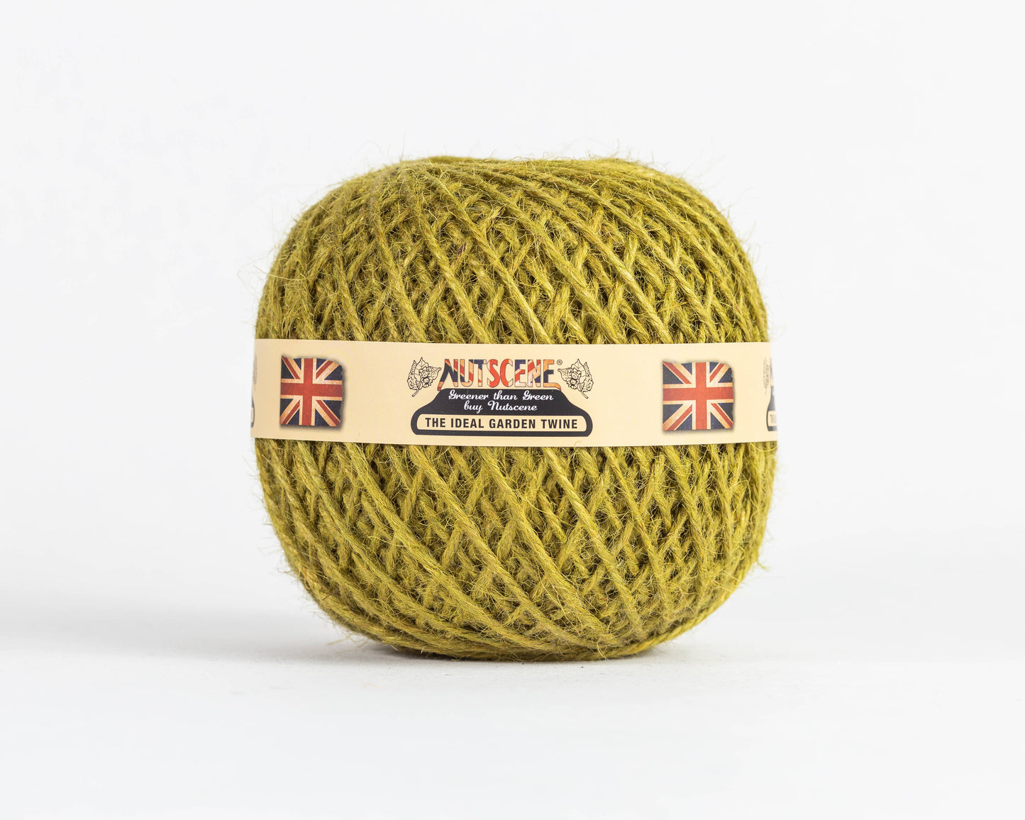 Eine Kugel aus olivgrüner, biologisch abbaubarer Jute-Schnur von Nutscene Twines Ltd aus der Heritage Twine-Reihe mit beigem Etikett und British-Flaggen, präsentiert vor weißem Hintergrund.
