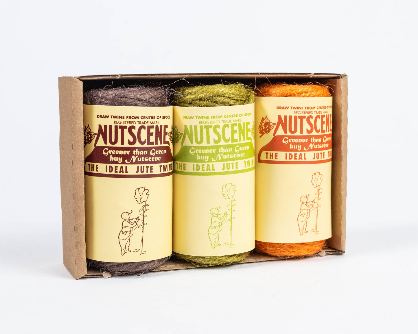 Das Nutscene Twines Ltd 3er-Pack enthält drei Mini Reels of Twine (je 42 Fuß lang) in Braun, Grün und Orange, verpackt im Karton mit Etiketten - biologisch abbaubar.