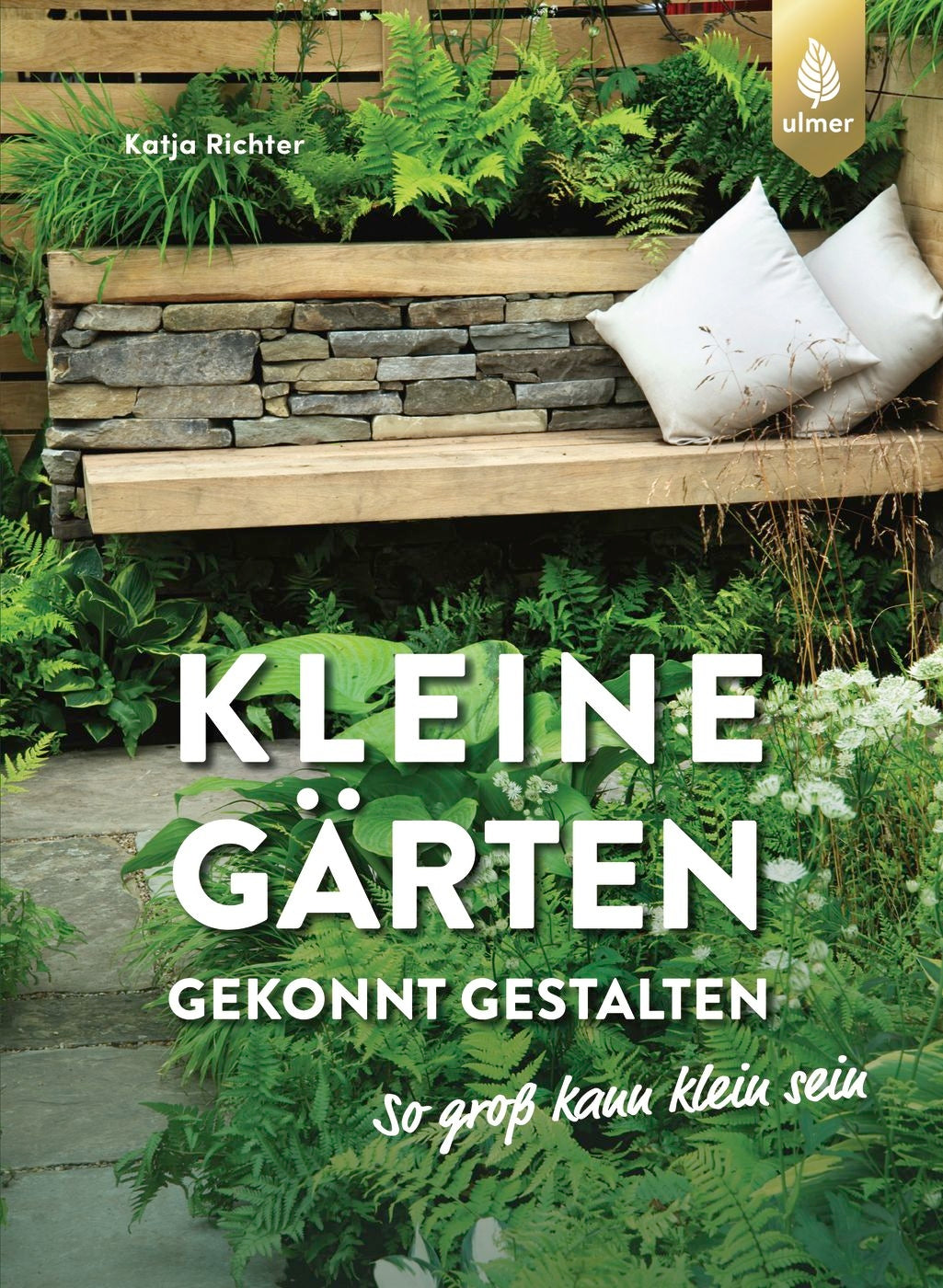 Das Buch „Kleine Gärten gekonnt gestalten“ aus dem Ulmer Verlag zeigt eine üppige Gartenabdeckung mit Grünpflanzen, einer Steinmauer und einer Holzbank – perfekte Inspiration für die Gestaltung kleiner Gärten. Der Titel erscheint in großer weißer Schrift.