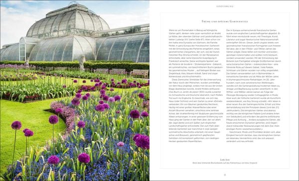 Ein üppiger Garten mit lila und blauen Blüten führt zu einem großen Glasgewächshaus. Ein aufgeschlagenes Buch zeigt einen deutschen Text aus "Royale Gärten" vom Prestel Verlag - ein Bildband über königliche Gärten.