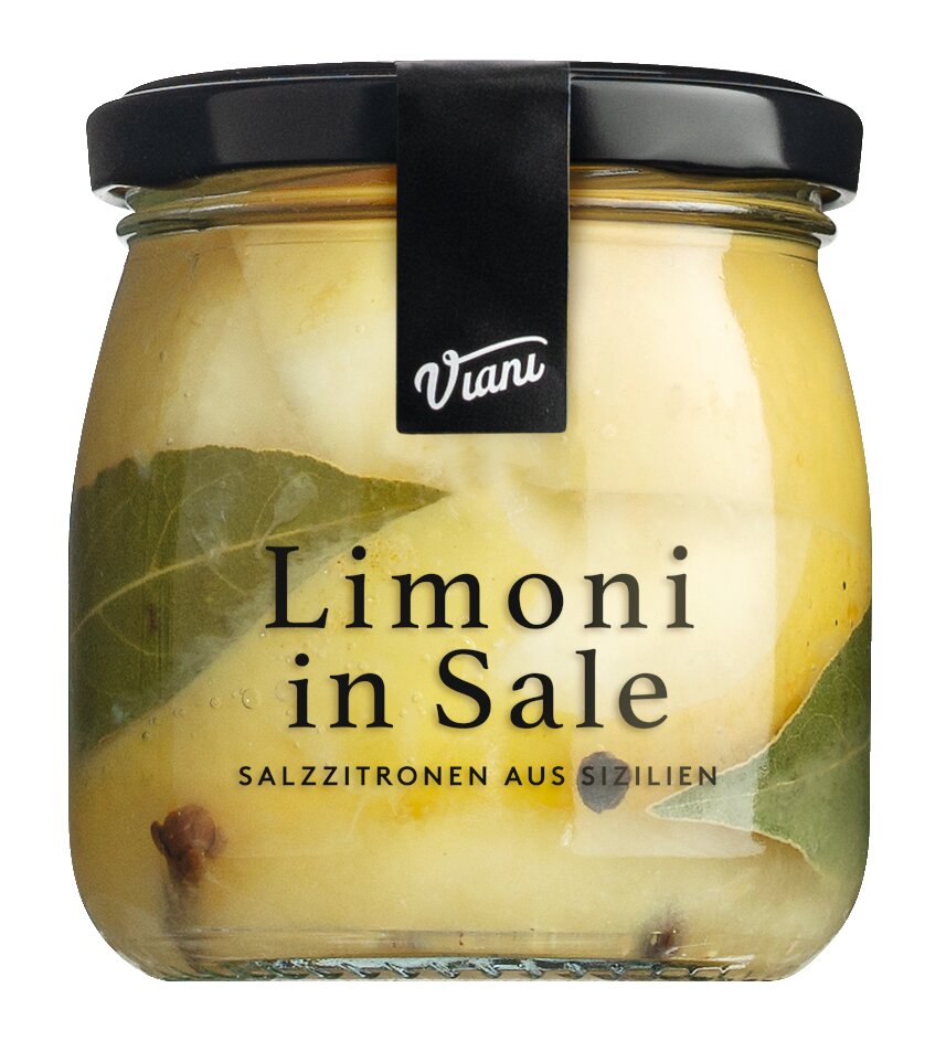 Die Viani 'Limoni in Sale' Salzzitronen aus Sizilien 180 g Glas haben sichtbare Zitronenscheiben, Lorbeerblätter und Pfefferkörner - ideal für die mediterrane Küche. Der schwarze Deckel trägt das Viani-Logo.