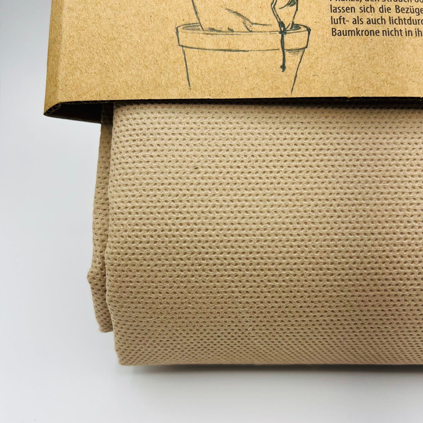 Esschert Frostschutzabdeckung M – 2 Stück: Zwei beige, strukturierte Abdeckungen mit brauner Verpackung und Anleitung auf Deutsch – ideal als atmungsaktive Schicht zum Schutz von Pflanzen vor Frost.