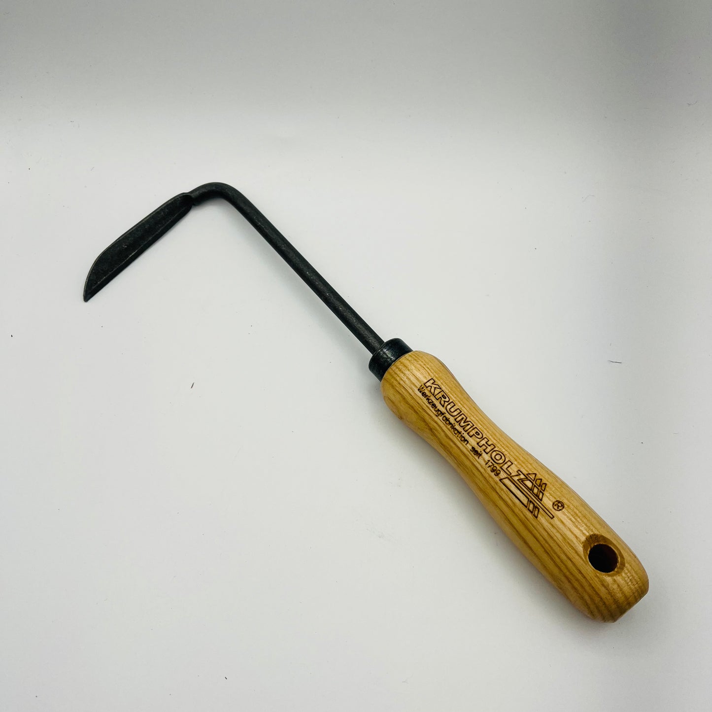 Der Krumpholz Cape Cod Weeder mit Eschengriff für Rechtshänder verfügt über einen Holzgriff und eine schwarze L-förmige Klinge, ideal zum Jäten von Unkraut, dargestellt auf weißem Hintergrund. Marke: Krumpholz.