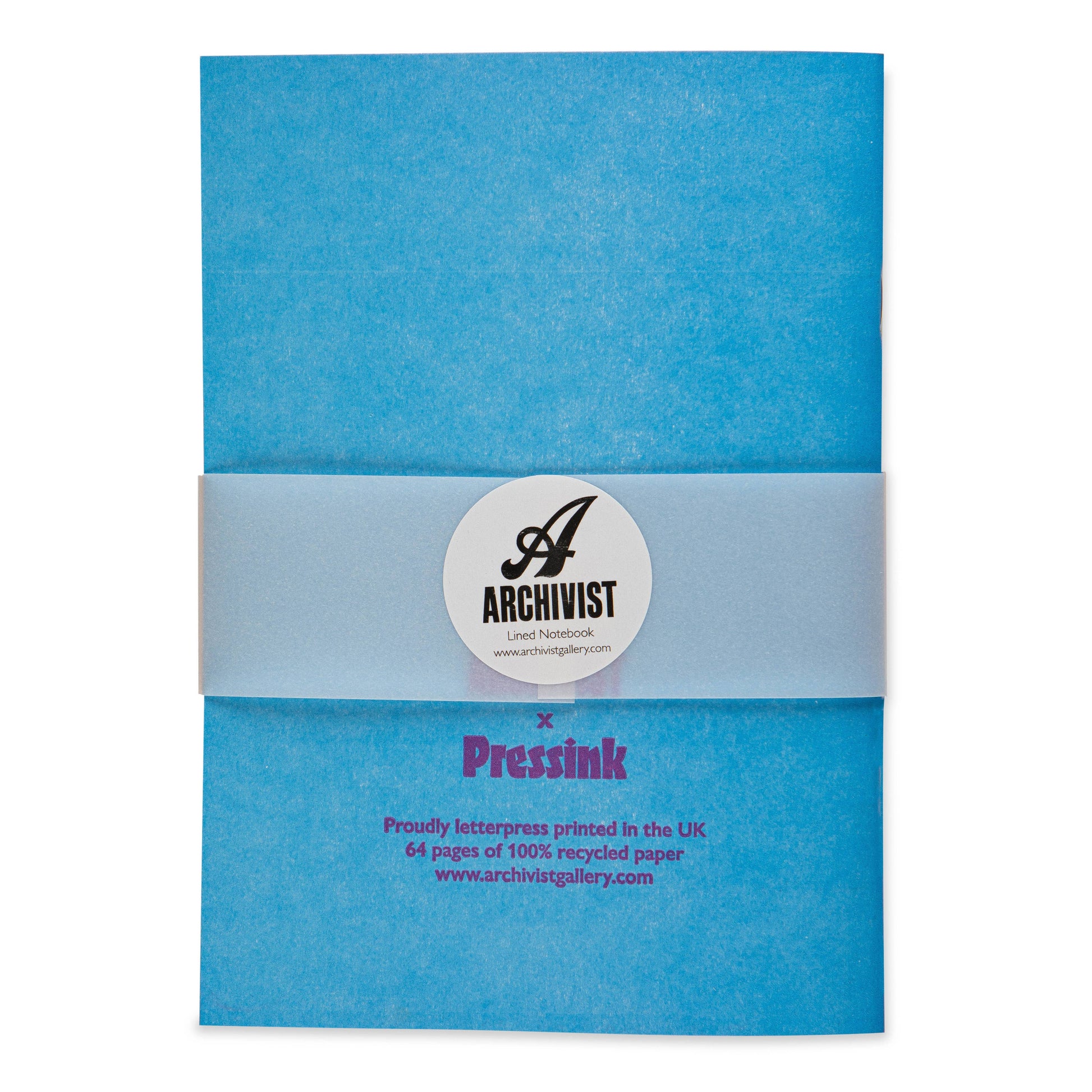 Ein blau liniertes Liebe |von Pressink Notizbuch von Archivist Gallery, mit einem weißen Papierband mit der Aufschrift ARCHIVIST und PressInk. Der im Buchdruckverfahren gedruckte Einband enthält 64 Seiten aus 100% Recyclingpapier, hergestellt in Großbritannien.