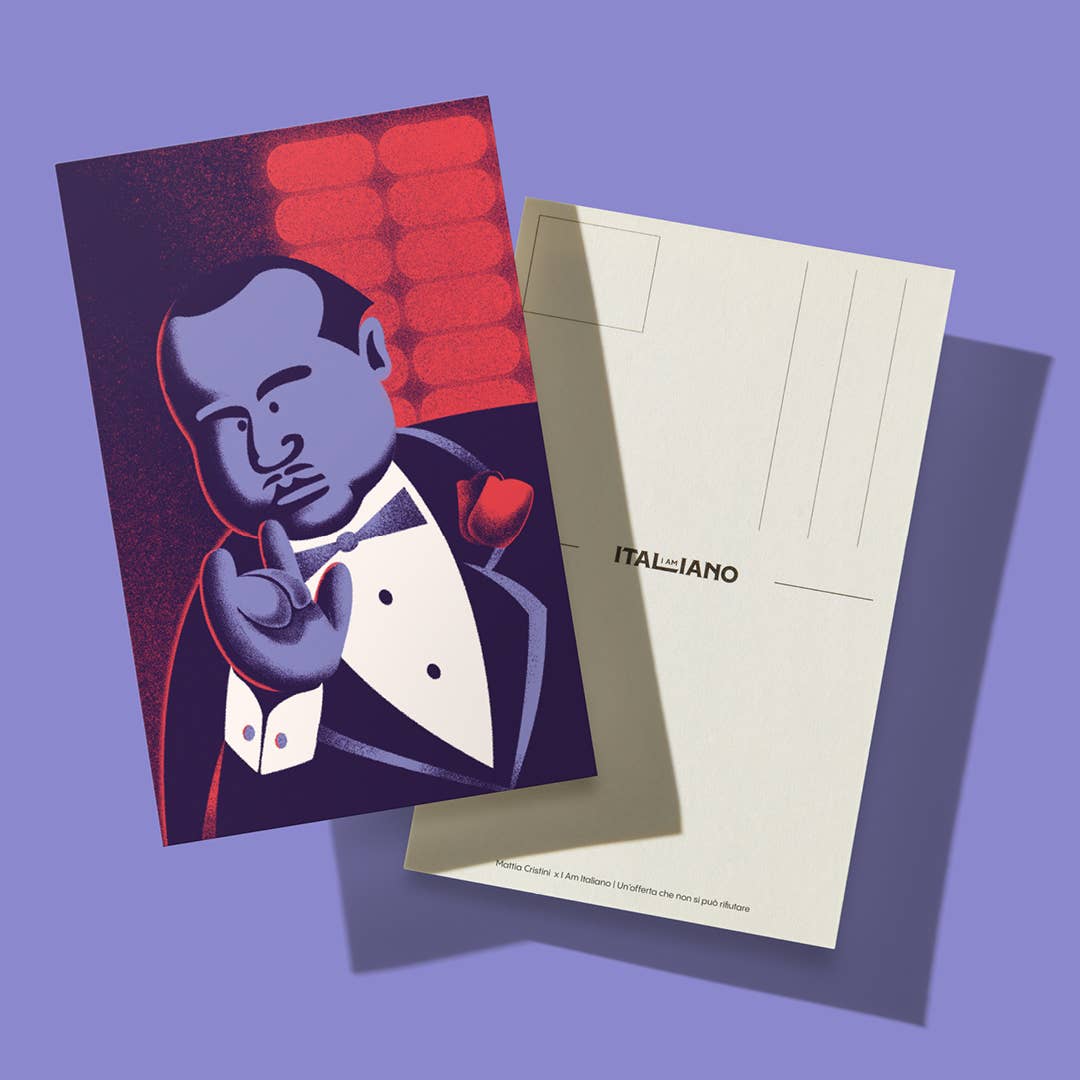 Postkarte, die einen strengen Mann im Smoking mit einer roten Rose zeigt, der mit dem Finger gestikuliert. Auf der Rückseite steht "ITALIANO". Die warmen Farben spiegeln I AM ITALIANO - Padrino Bio-Schokolade mit Karamell und Salz auf Lila wider.