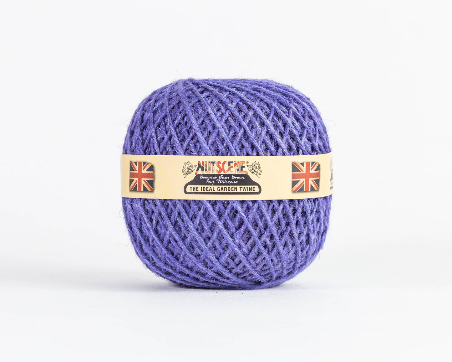 Ein farbenfroher Heritage Twine lila Juteball von Nutscene Twines Ltd mit einem beigen Etikett und zwei britischen Flaggen, dargestellt auf weißem Hintergrund. Das vegane Garn ist biologisch abbaubar.