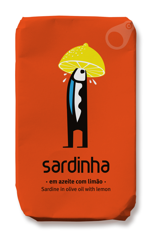 Eine stilisierte Sardine steht aufrecht, über ihr eine Zitronenhälfte, von der Tropfen herabfallen. Die leuchtend orangefarbene Verpackung trägt die Marke Sardinha und den Produktnamen: Sardine in Zitrone – Sardine in Olivenöl mit Zitrone.
