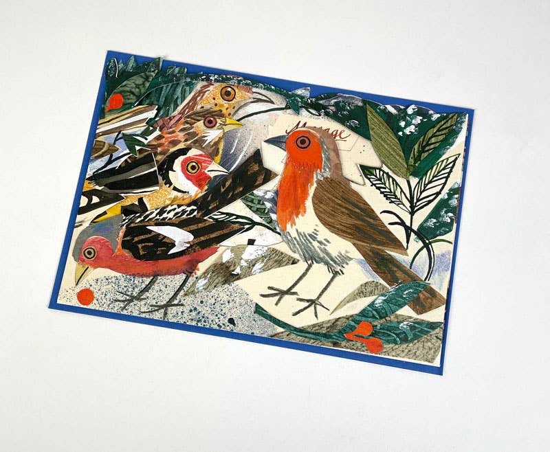 Die Art Angels - Collage-Karte zum Winterfest von Mark Hearld zeigt bunte Vögel mit roten, braunen und gelben Federn zwischen grünen Blättern und orangefarbenen Beeren auf weißem Grund, blau umrandet - ideal für festliche Grüße.