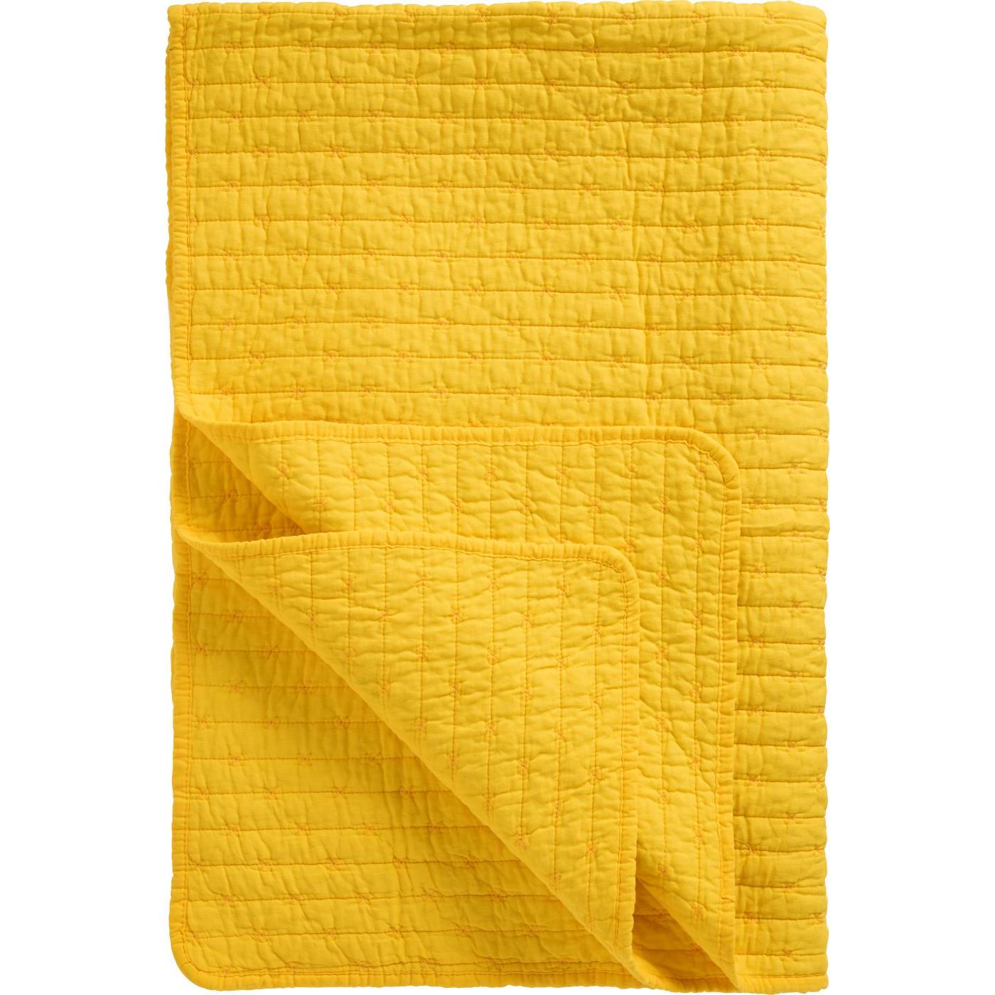 Der Ib Laursen | Quilt Decke gelb mit Kreuzstich von IB Laursen ist ein leuchtend gelber Quilt mit Kreuzstichmuster, der ordentlich gefaltet gezeigt wird, um sowohl die Vorder- als auch die Rückseite des Stoffes zu zeigen.