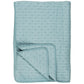 Die Ib Laursen | Quilt Decke hellblau mit Kreuzstich von IB Laursen ist leicht gefaltet, zeigt feine Kreuzstichdetails und ordentlich gearbeitete Kanten-ideal für skandinavische Wohnakzente.