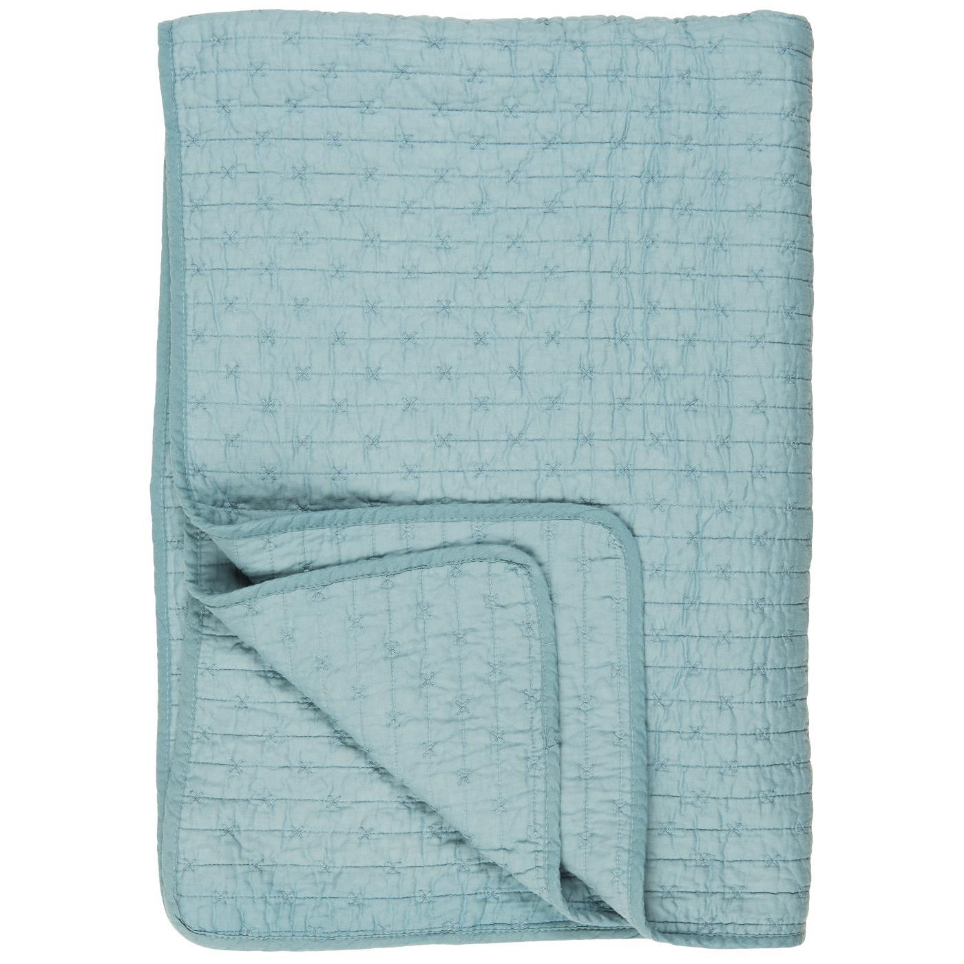 Die Ib Laursen | Quilt Decke hellblau mit Kreuzstich von IB Laursen ist leicht gefaltet, zeigt feine Kreuzstichdetails und ordentlich gearbeitete Kanten-ideal für skandinavische Wohnakzente.