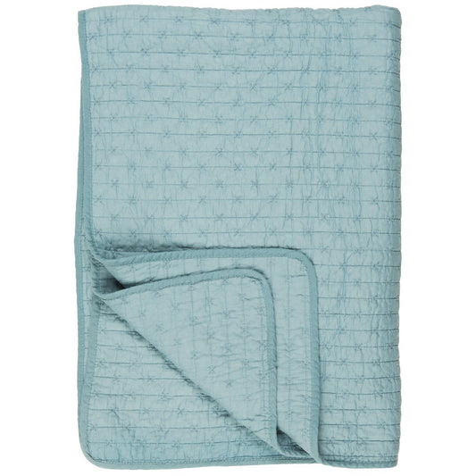 Die Ib Laursen | Quilt Decke hellblau mit Kreuzstich von IB Laursen ist leicht gefaltet, zeigt feine Kreuzstichdetails und ordentlich gearbeitete Kanten-ideal für skandinavische Wohnakzente.