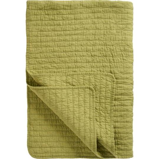 Die IB Laursen Steppdecke hellgrün mit Kreuzstich, gefaltet und mit sichtbarem Kreuzstich, ist perfekt für skandinavische Wohndeko und wird auf neutralem Hintergrund präsentiert.