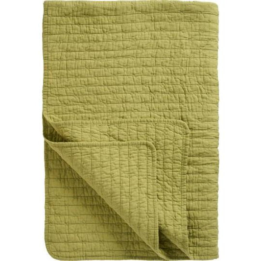 Die IB Laursen Steppdecke hellgrün mit Kreuzstich, gefaltet und mit sichtbarem Kreuzstich, ist perfekt für skandinavische Wohndeko und wird auf neutralem Hintergrund präsentiert.