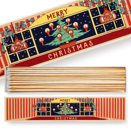 Archivist Gallery - Weihnachten zu Hause | Long - Christmas Safety Matches 🎄 bietet eine Schachtel im Vintage-Stil mit einem Weihnachtsbaum, Ornamenten und "Frohe Weihnachten" sowie extralangen Streichhölzern im Inneren - eine festliche Note von Archivist Gallery.