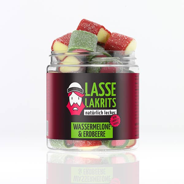 Eine durchsichtige Dose mit der Aufschrift LASSE LAKRITS - natürlich lecker - Dose Saure Wassermelone & Saure Erdbeere enthält bunte Fruchtgummis. Das Etikett hebt die Geschmacksrichtungen saure Wassermelone und Erdbeere hervor und gibt an, dass das Produkt frei von Palmöl ist. Die Dose steht auf einer weißen Fläche.