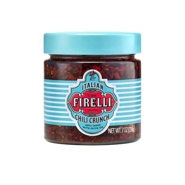 Ein 200-g-Glas Firelli - Casa Firelli Chili Crunch von Firelli mit türkisfarbenem Deckel und rot-blau gestreiftem Etikett. Enthält Chilisauce aus Kalabrischen Chiliflocken und italienischem Olivenöl.