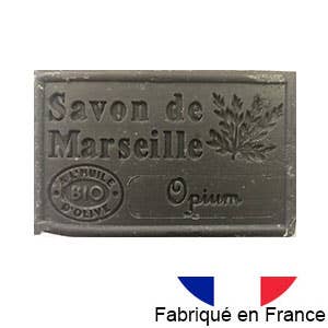 Eine rechteckige Dampa 1975 - Marseiller Seife mit Bio-Olivenöl und Opiumduft, beschriftet mit Savon de Marseille, Blattmotiv, kleiner französischer Flagge und dem Text Fabriqué en France.