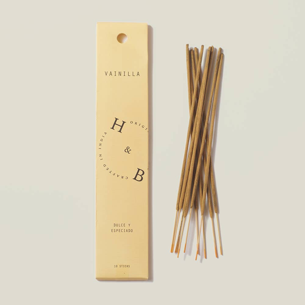 Eine beige Box von H&B Incense mit der Aufschrift "Natürlicher Vanille-Weihrauch" liegt neben braunen Vanille-Räucherstäbchen auf hellem Hintergrund; die Box enthält 10 Stück.