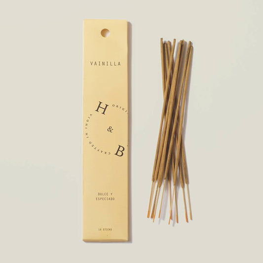 Eine beige Box von H&B Incense mit der Aufschrift "Natürlicher Vanille-Weihrauch" liegt neben braunen Vanille-Räucherstäbchen auf hellem Hintergrund; die Box enthält 10 Stück.