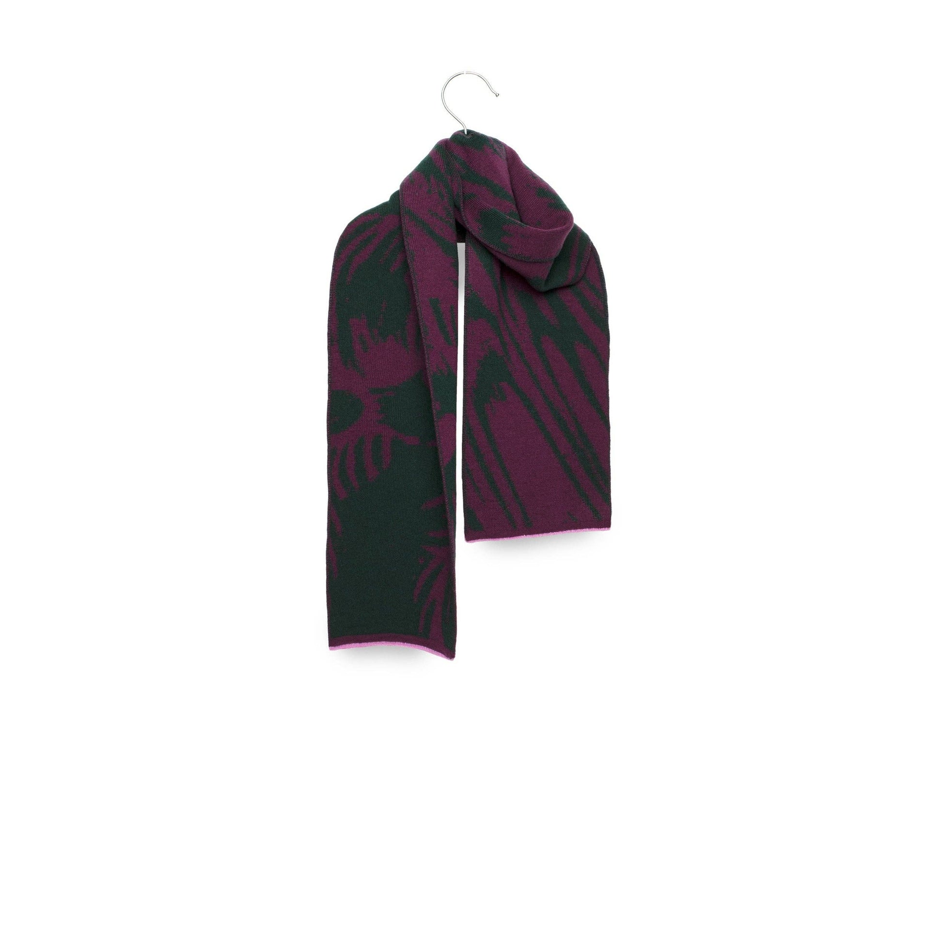 Der Schal aus Merinowolle - Cerura Traube Mini von Wolvis aus lilafarbenem und dunkelgrünem Jacquard ist auf einem Bügel vor einem weißen Hintergrund drapiert.