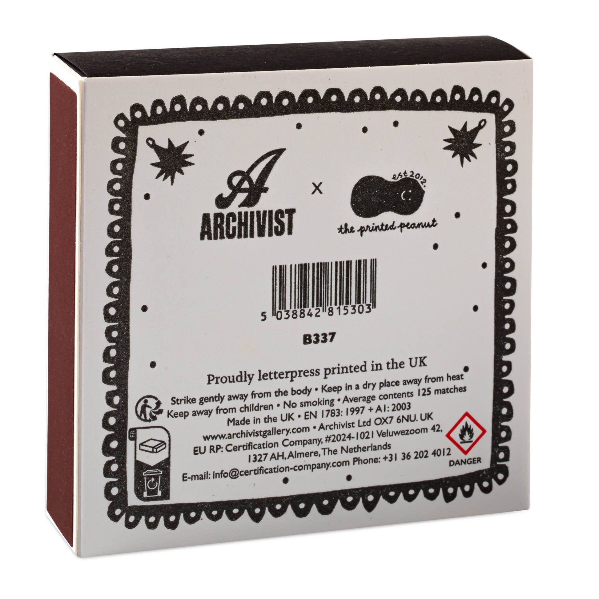 Die Archivist Gallery | Schwarzes Wunder quadratische Streichholzschachteln sind mit Markenlogos, Sicherheitshinweisen und charmanten Sternenmustern mit dekorativen Elementen auf der Rückseite versehen.