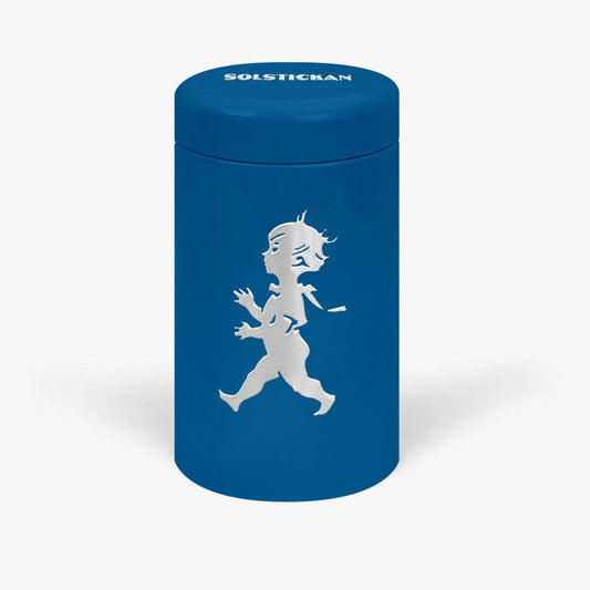 Ein blauer zylindrischer Behälter von Solstickan Design, auf dem die weiße Silhouette des Solsticke Boy mit Streichhölzern abgebildet ist. Auf dem Deckel ist "SOLSTICKAN" aufgedruckt, ein Symbol für echte schwedische Qualität. Produkt: Passender Schlauch - Blau (nur EU).