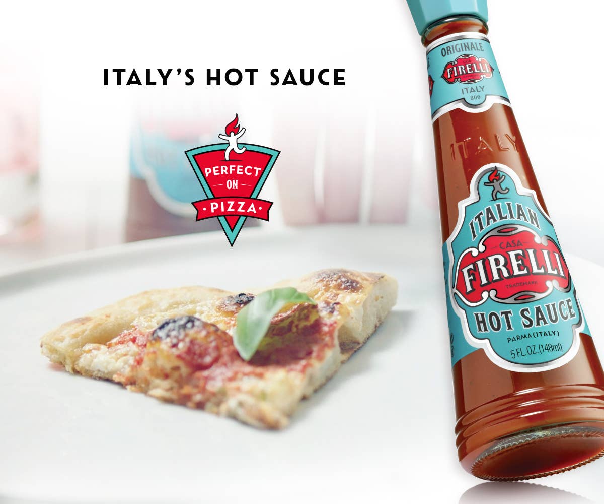 Ein Pizzastück mit Basilikum liegt auf einem Teller neben einer Flasche Firelli – Casa Firelli italienische scharfe Soße (148 ml Glasflasche). Der Text lautet „Italiens scharfe Soße“ und ein Schild sagt „Perfekt für Pizza“. Der helle Hintergrund wirkt sauber und frisch.